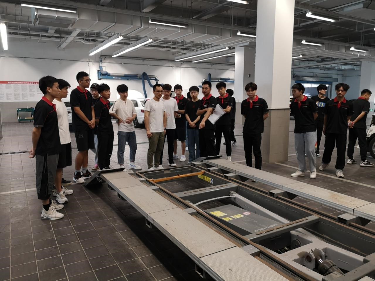 实践活动车辆工程学院组织学生赴奥迪运通晟迪4s店参观实习